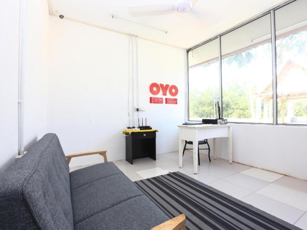 Oyo 89607 Aloha Chalet Kampung Raja Exterior photo