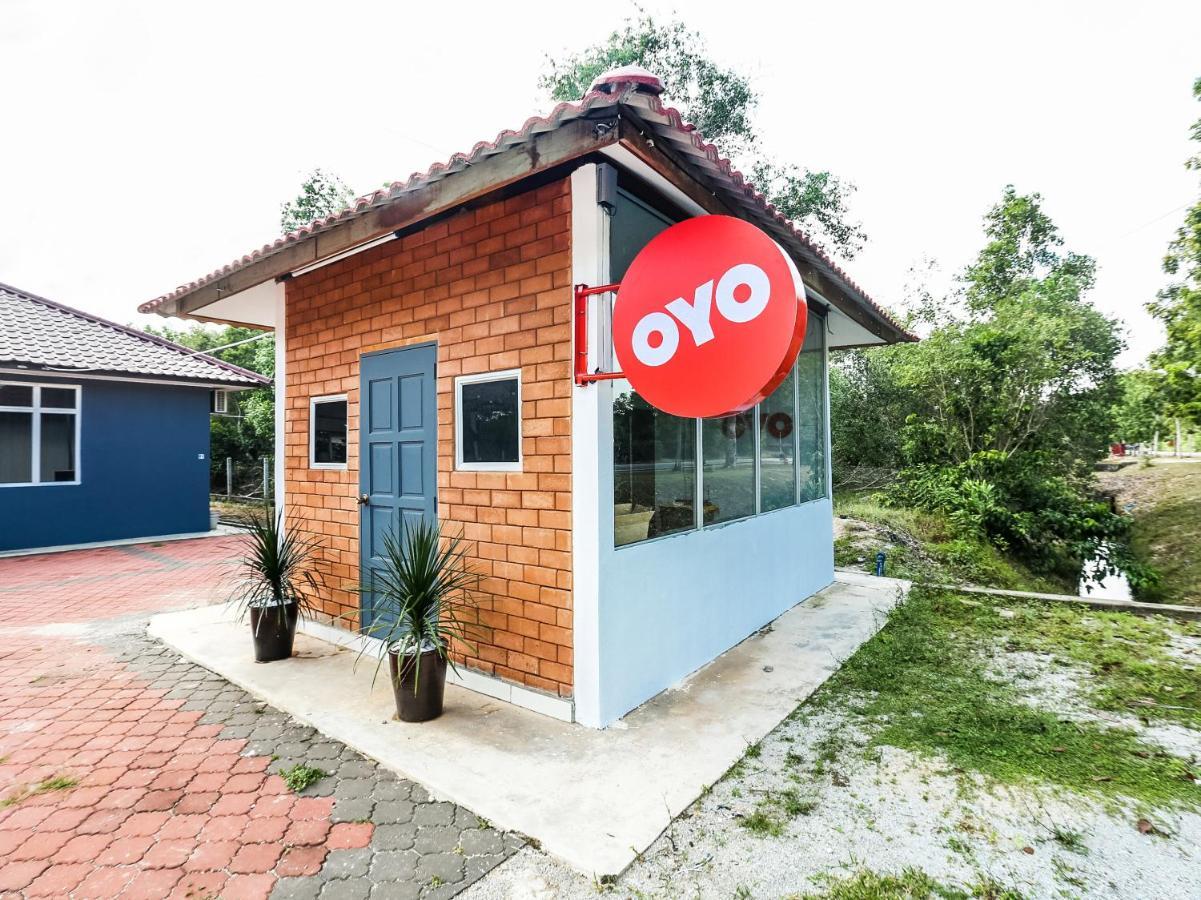 Oyo 89607 Aloha Chalet Kampung Raja Exterior photo