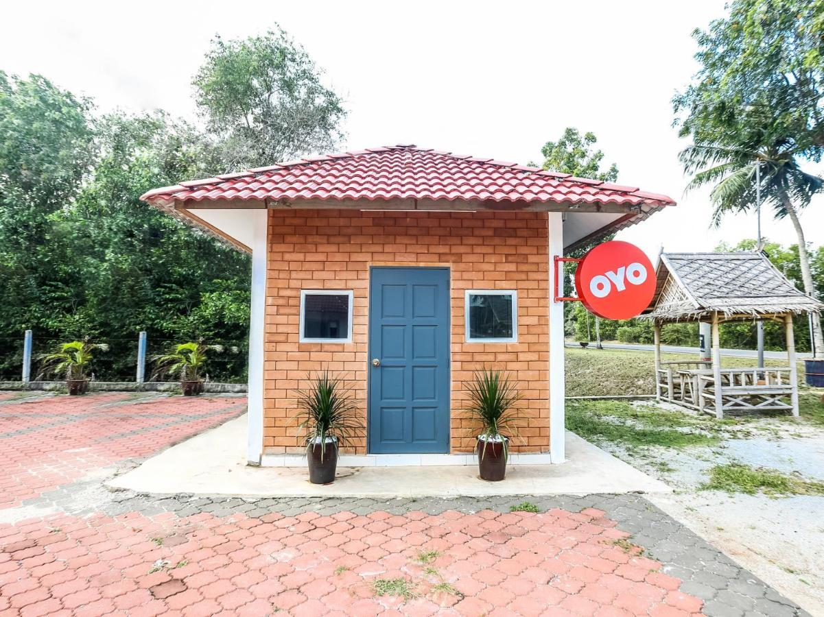 Oyo 89607 Aloha Chalet Kampung Raja Exterior photo
